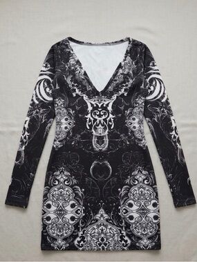 Black & White V-Neck Long Sleeve Mini Dress